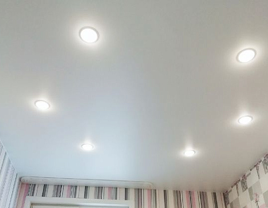 Белый натяжной потолок с лампочками, 12 кв.м